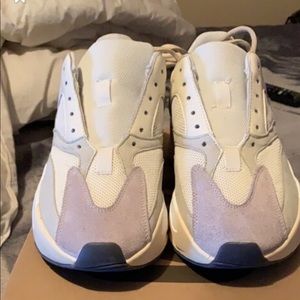 Yeezy 700 size 9.5